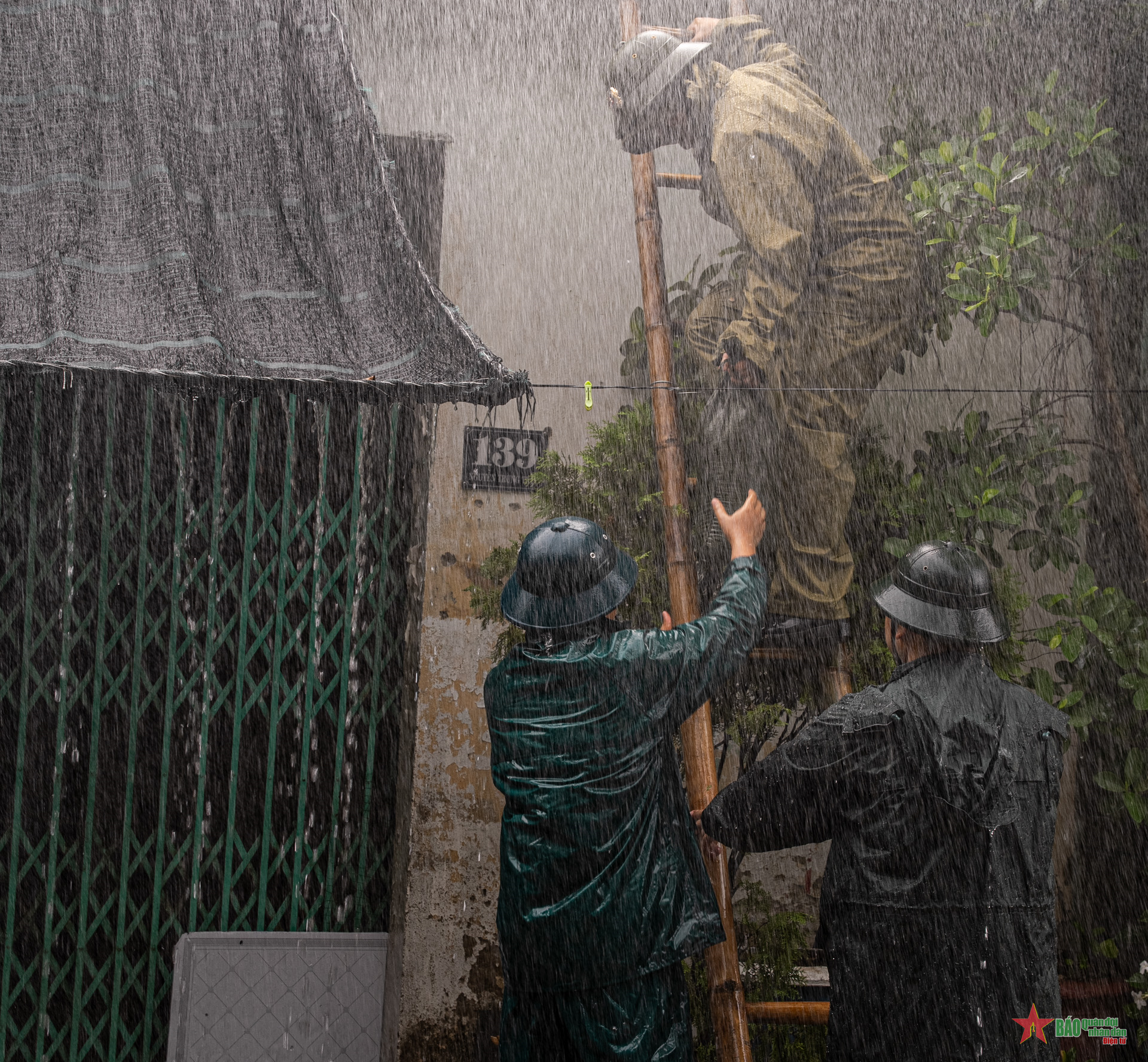 Giúp dân trong mưa bão